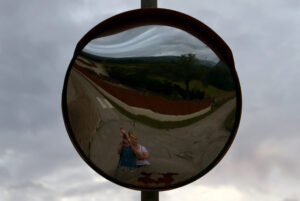 Abendspaziergang in Vintl, Spiegel am Wegesrand