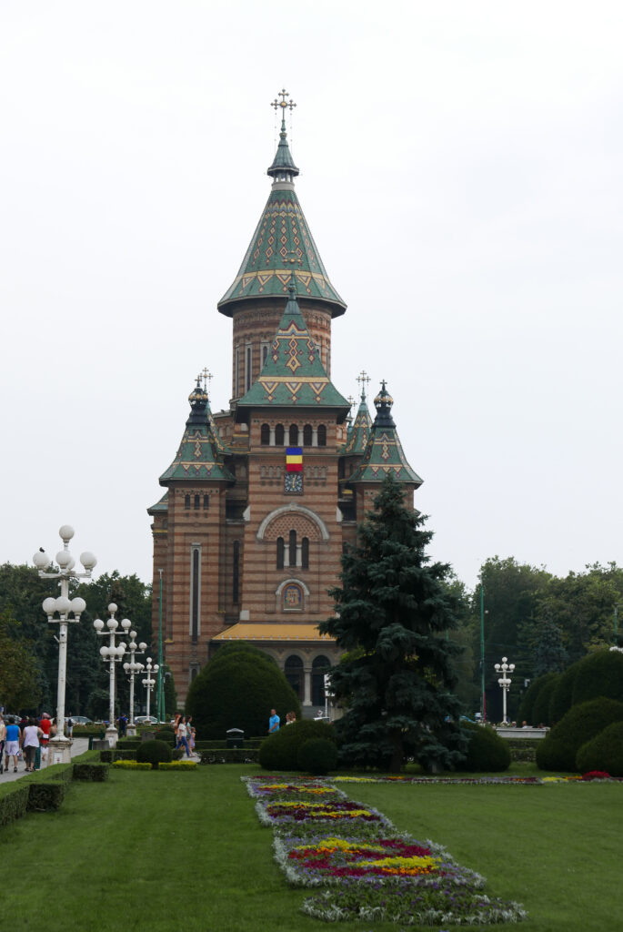 Das ist die Kathedrale der Heiligen drei Hierarchen, auch als Metropolitankathedrale von Timișoara bekannt. Sie ist das bekannteste Wahrzeichen der Stadt und Sitz des rumänisch-orthodoxen Erzbistums.