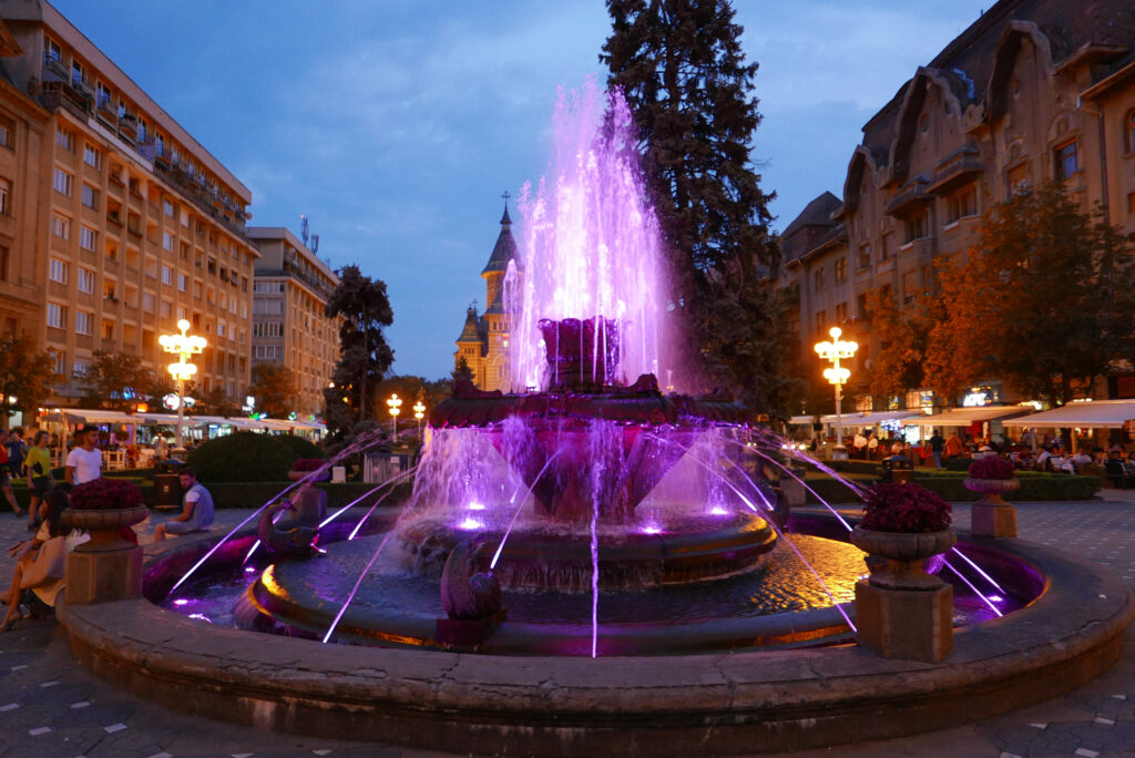 Piața Victoriei (Siegesplatz) im Zentrum von Timișoara. Im Vordergrund ist der Fischbrunnen (Fântâna cu Pești)